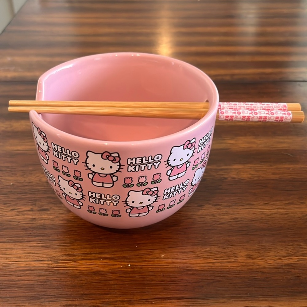 NEW Unused Sanrio Hello Kitty Ramen noodle bowl with Chopsticks in pink